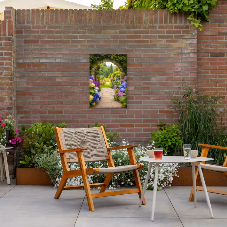 Doorkijk - Poort - Hortensia - Bloementuin Tuinposter op houten frame 2 cm dik klein -sfeer3