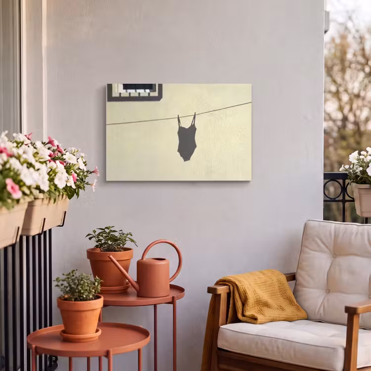 Badpak - Schaduw - Muur - Zomer - Minimalistisch Tuinposter op houten frame 2 cm dik klein -sfeer1