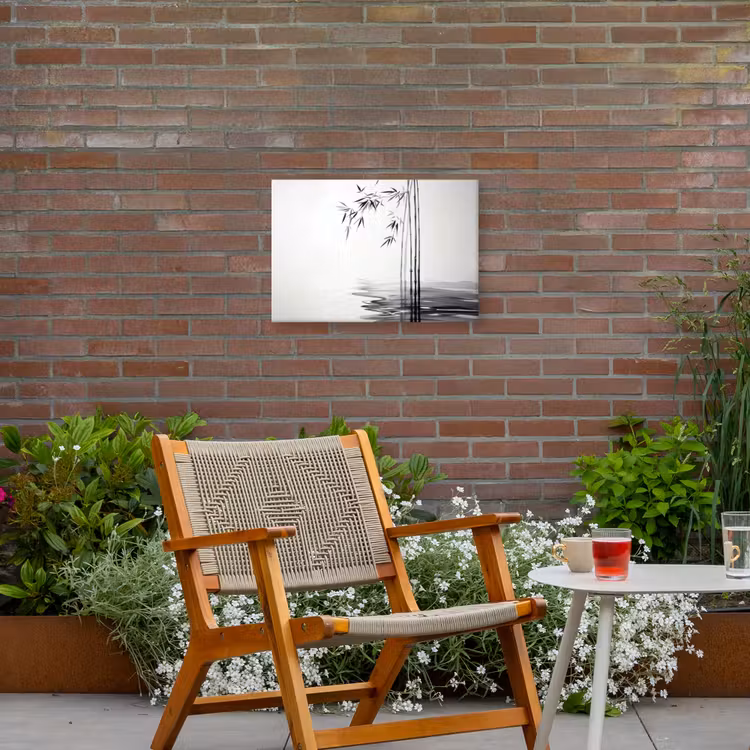 Bamboestammen - Water - Minimalistisch - Wit Tuinposter op houten frame 2 cm dik klein -sfeer3