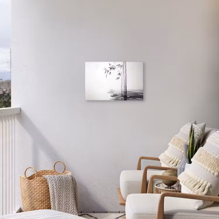 Bamboestammen - Water - Minimalistisch - Wit Tuinposter op houten frame 2 cm dik klein -sfeer1