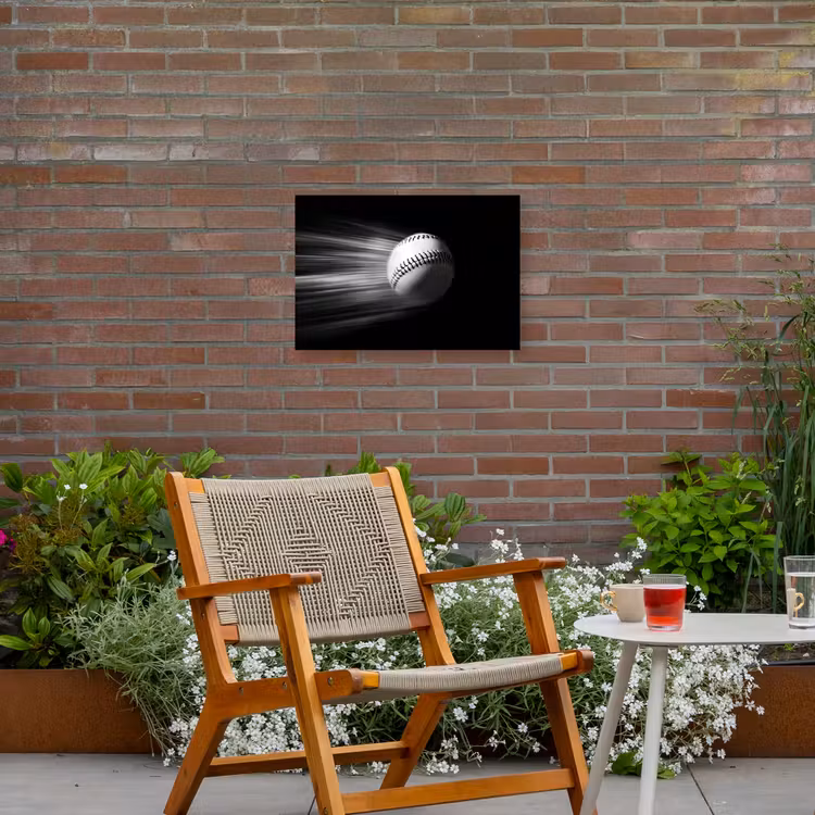 Honkbal - Wit - Vliegt Tuinposter op houten frame 2 cm dik klein -sfeer3