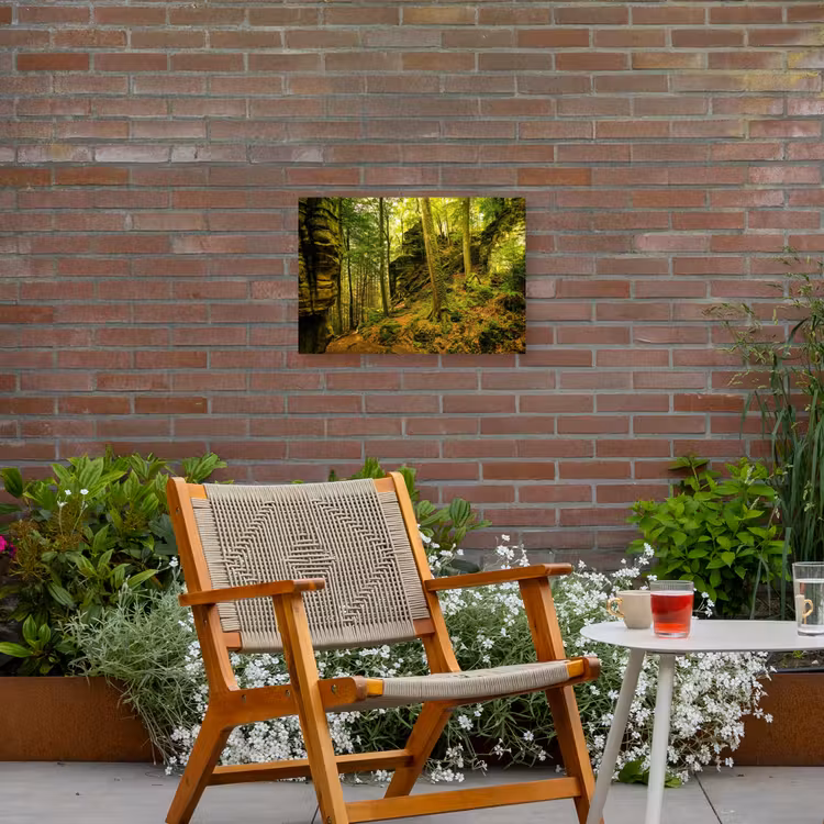 Bosrijke rotsformatie Tuinposter op houten frame 2 cm dik klein -sfeer3