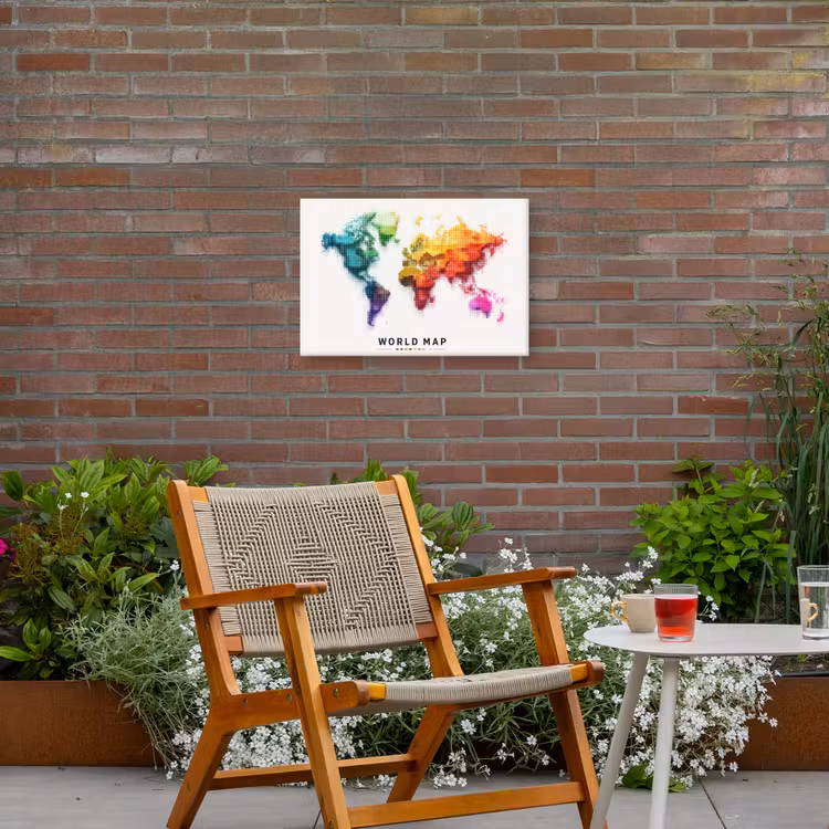 Pixels - Wereldkaart - Kleurverloop Tuinposter op houten frame 2 cm dik klein -sfeer3