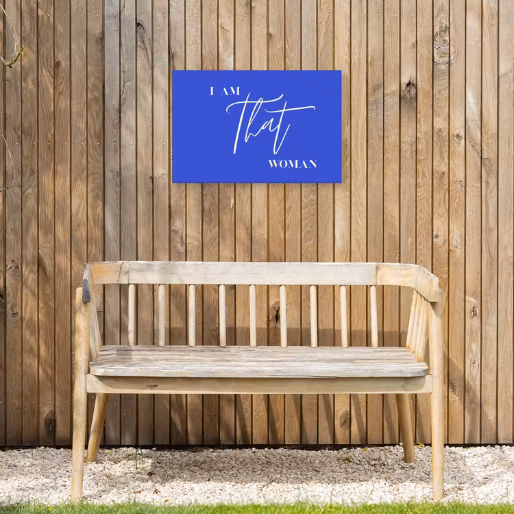 Blauw - I am that woman - Sierlijk - Minimalistisch Tuinposter op houten frame 2 cm dik klein -sfeer4