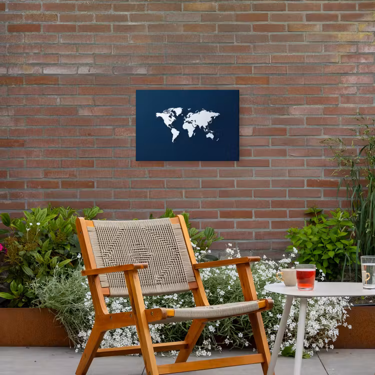 Blauw - Wereldkaart - Modern - Wit Tuinposter op houten frame 2 cm dik klein -sfeer3