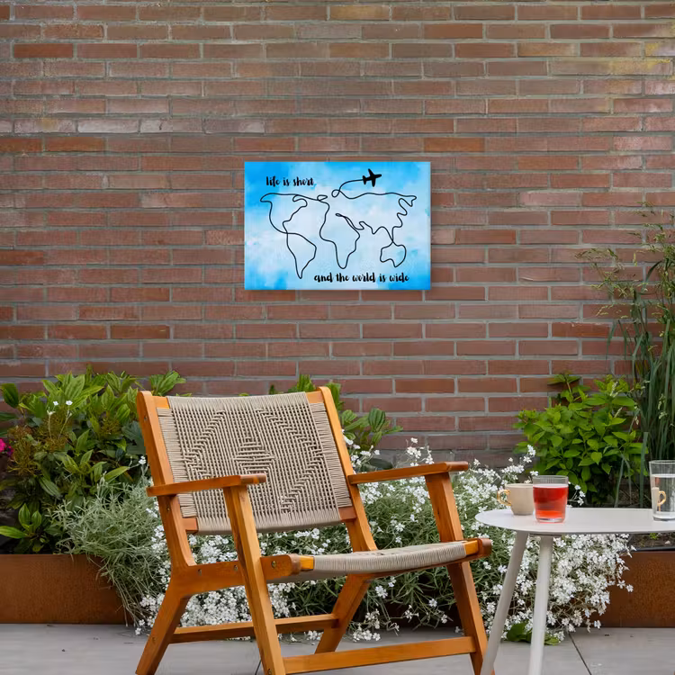 Blauw - Quote - Wereldkaart Tuinposter op houten frame 2 cm dik klein -sfeer3