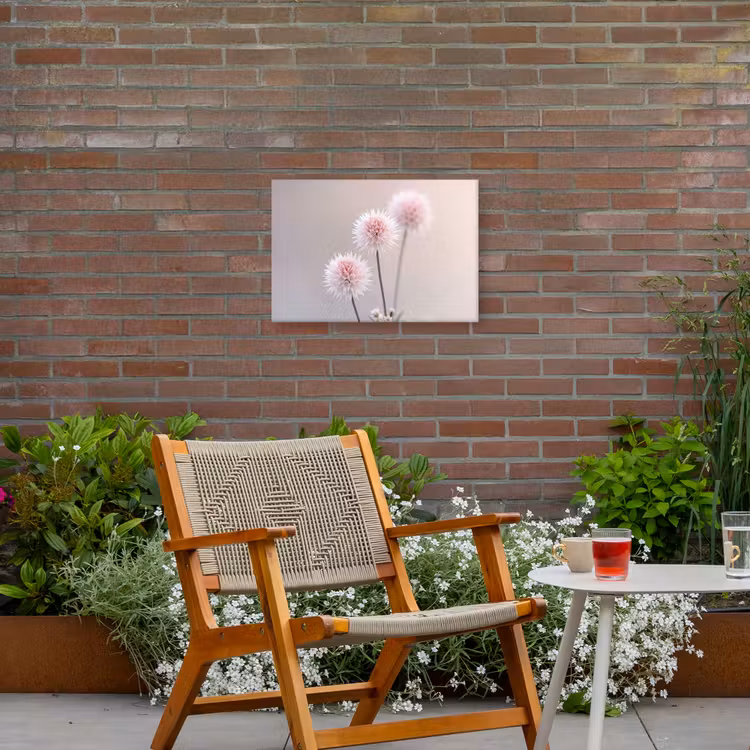 Bloemen - Bollen - Roze Tuinposter op houten frame 2 cm dik klein -sfeer3