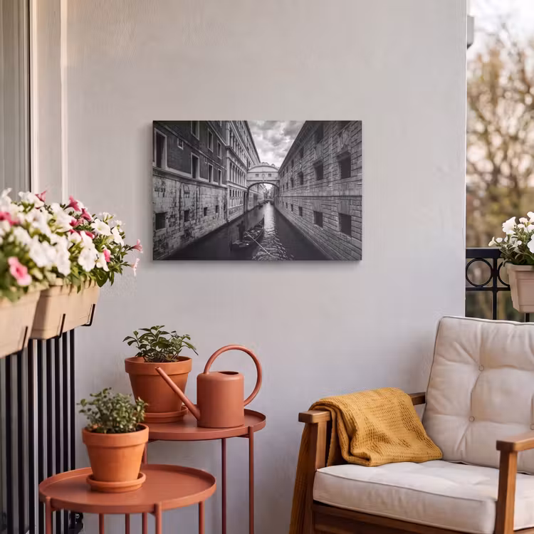 Boot - Waterweg - Stad - Zwart-wit - Architectuur Tuinposter op houten frame 2 cm dik klein -sfeer1