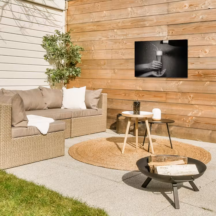 Champagnefles - Glas - Minimalistisch - Spetters Tuinposter op houten frame 2 cm dik klein -sfeer2