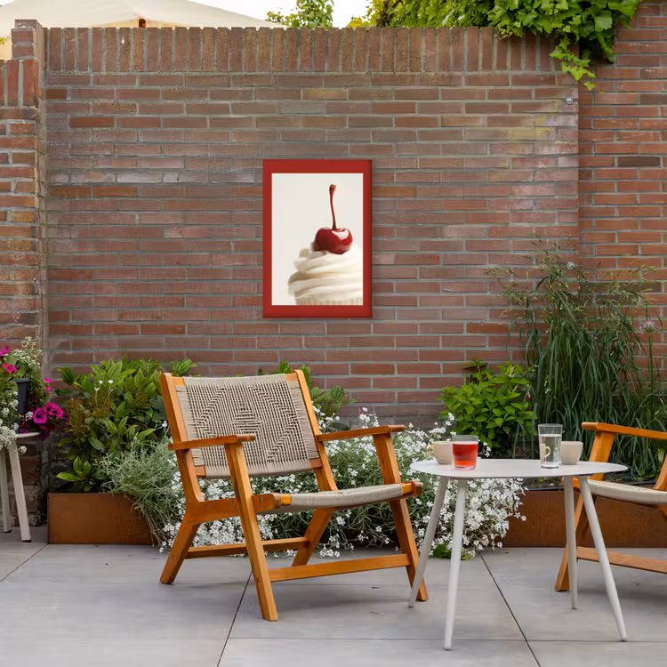 Cupcake - Kers - Rood Tuinposter op houten frame 2 cm dik klein -sfeer3