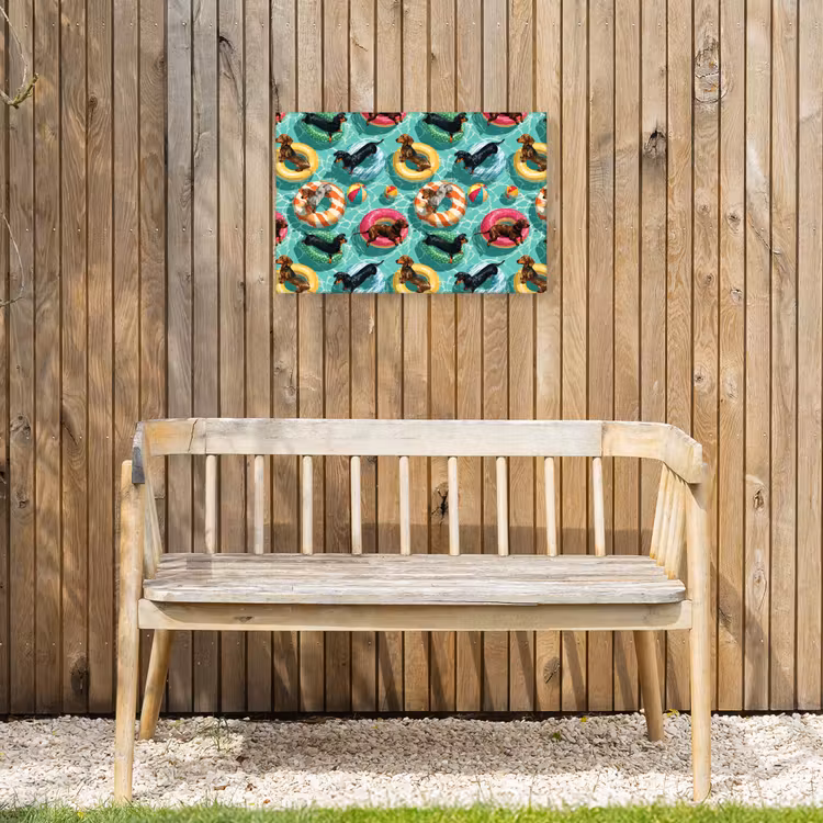 Teckels - Zwembad - Kleurrijk Tuinposter op houten frame 2 cm dik klein 845 -sfeer4
