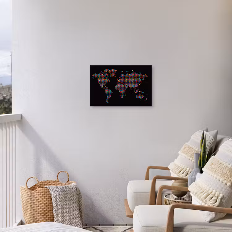 Stippen - Kleurrijk - Wereldkaart Tuinposter op houten frame 2 cm dik klein -sfeer1