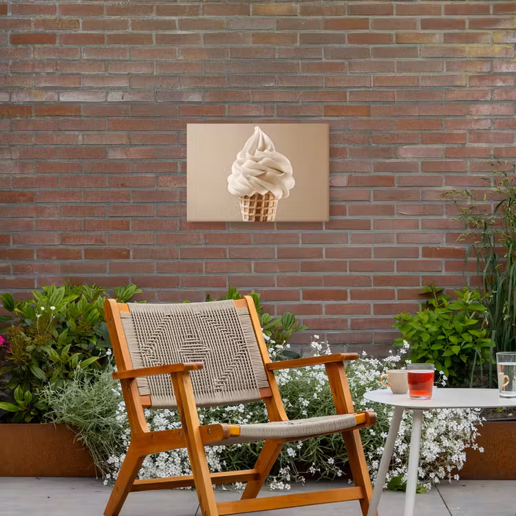 IJs - Softijs - Romig - Hoorntje - Beige Tuinposter op houten frame 2 cm dik klein -sfeer3