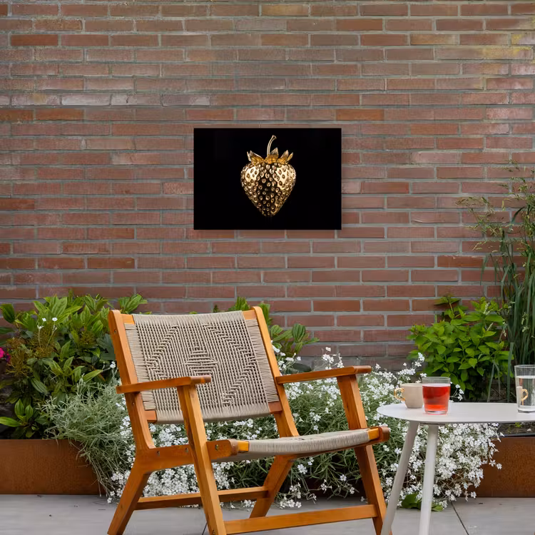 Aardbei - Goud - Zwart - Chrome Tuinposter op houten frame 2 cm dik klein -sfeer3