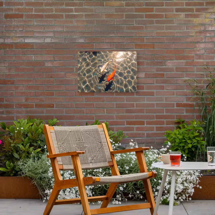 Vis - Water - Dieren - Oranje - Goud Tuinposter op houten frame 2 cm dik klein -sfeer3