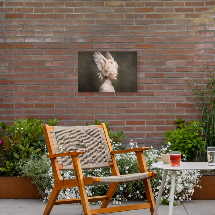 Vleugels - Vrouw - Wit Tuinposter op houten frame 2 cm dik klein -sfeer3