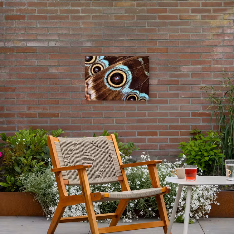 Vleugels - Vlinder - Blauw Tuinposter op houten frame 2 cm dik klein -sfeer3