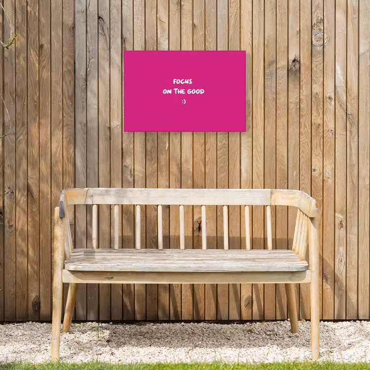 Focus - Smiley - Roze Tuinposter op houten frame 2 cm dik klein -sfeer4