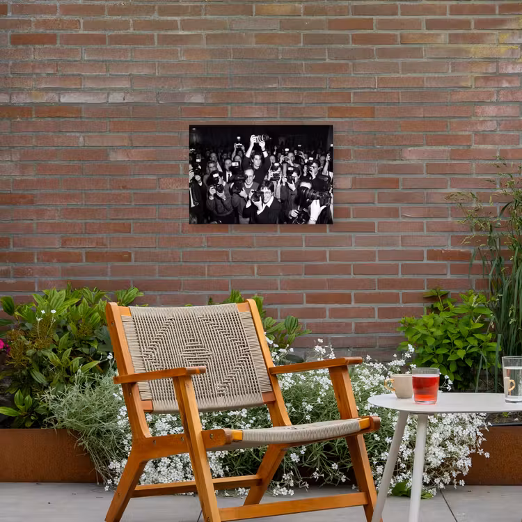 Fotografen - Menigte - Flitsers - Journalistiek Tuinposter op houten frame 2 cm dik klein -sfeer3