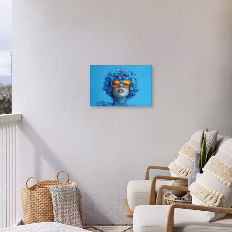 Vrouw - Bloem - Blauw - Modern - Bril - Portret Tuinposter op houten frame 2 cm dik klein -sfeer1