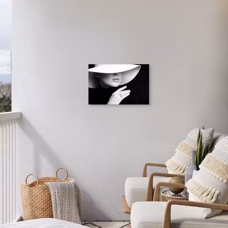 Vrouw - Hoed - Hand - Zwart - Wit - Klassiek Tuinposter op houten frame 2 cm dik klein -sfeer1