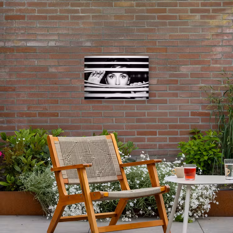 Vrouw - Jaloezieën - Portret - Zwart-wit Tuinposter op houten frame 2 cm dik klein -sfeer3