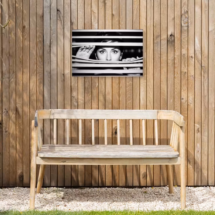 Vrouw - Jaloezieën - Portret - Zwart-wit Tuinposter op houten frame 2 cm dik klein -sfeer4