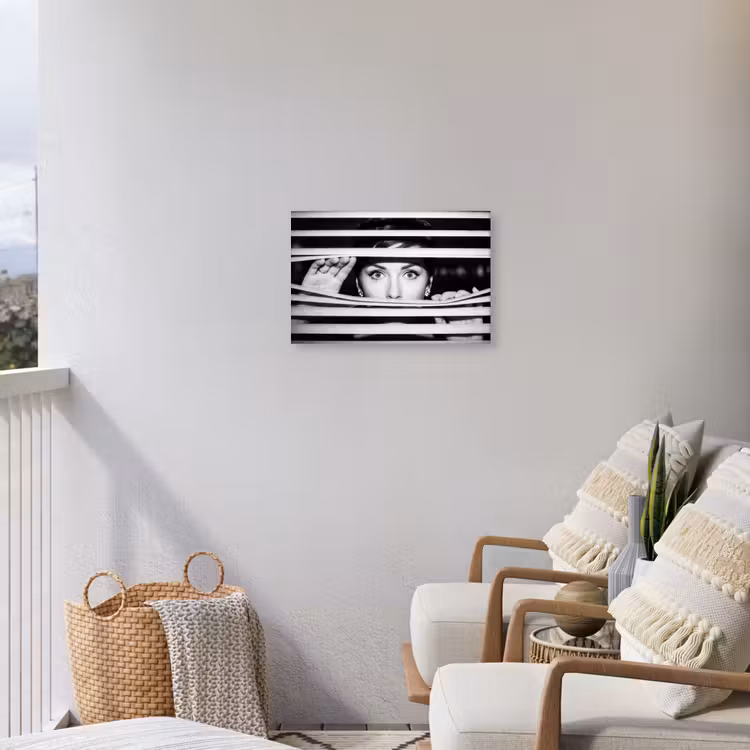 Vrouw - Jaloezieën - Portret - Zwart-wit Tuinposter op houten frame 2 cm dik klein -sfeer1