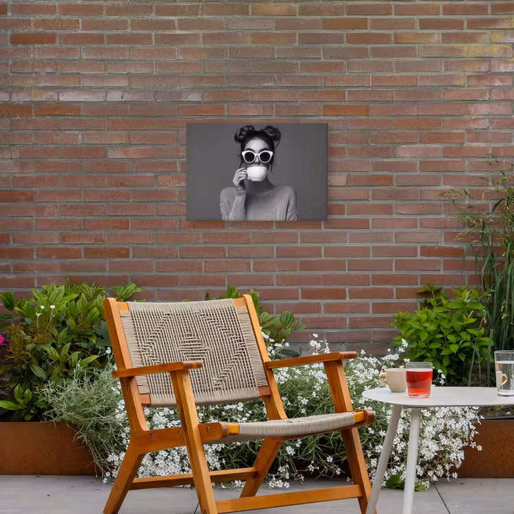 Vrouw - Koffie - Zwart - Wit Tuinposter op houten frame 2 cm dik klein -sfeer3