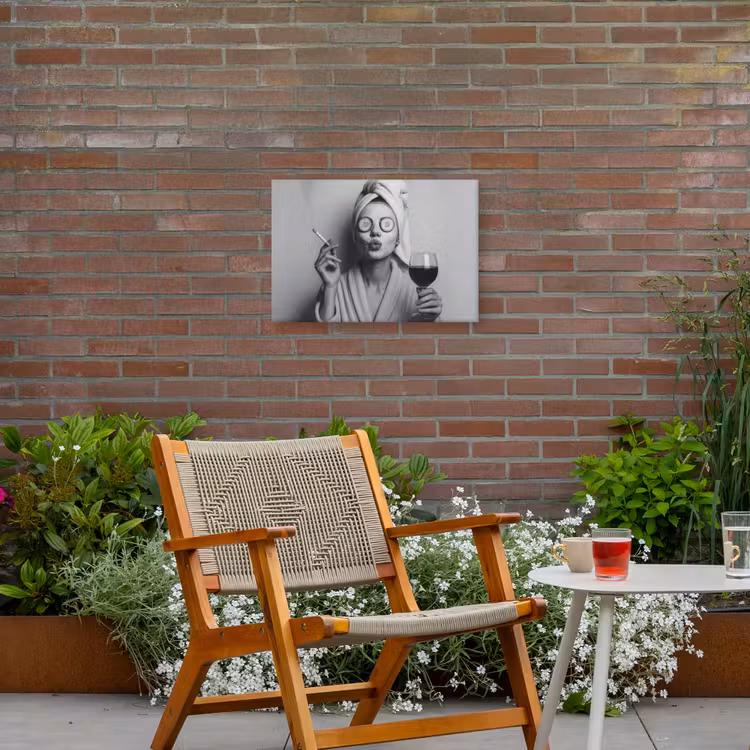 Vrouw - Masker - Wijn - Sigaret Tuinposter op houten frame 2 cm dik klein -sfeer3