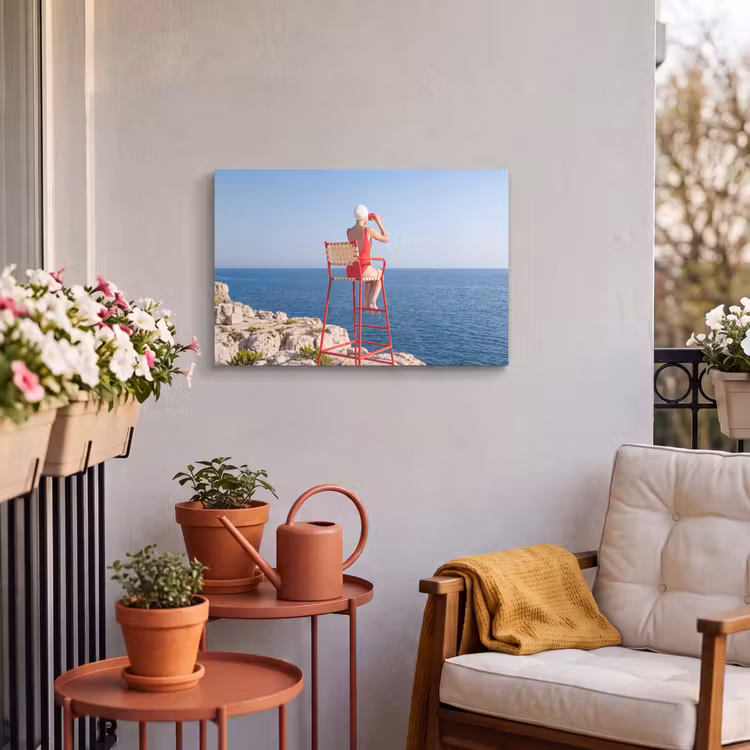 Vrouw - Zee - Kust - Verrekijker - Rood Tuinposter op houten frame 2 cm dik klein -sfeer1