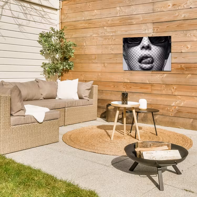 Vrouw - Net - Mysterieus - Zwart - Wit Tuinposter op houten frame 2 cm dik klein -sfeer2