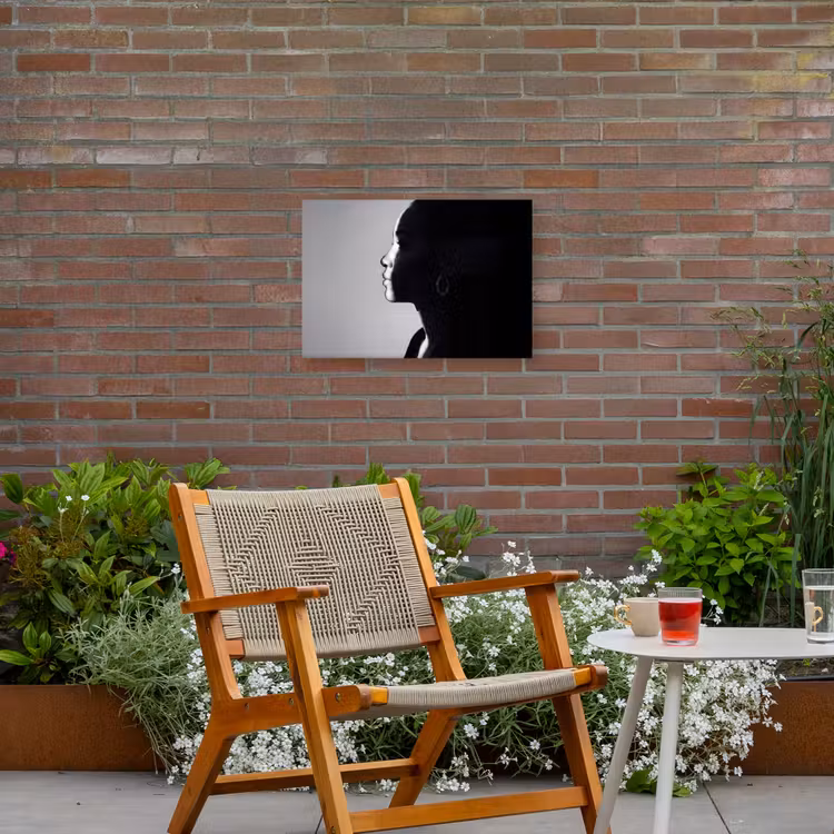 Vrouw - Profiel - Mensen - Zwart-wit Tuinposter op houten frame 2 cm dik klein -sfeer3