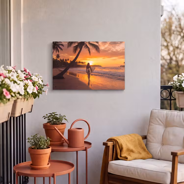 Vrouw - Surfplank - Strand - Zonsondergang - Oranje Tuinposter op houten frame 2 cm dik klein -sfeer1
