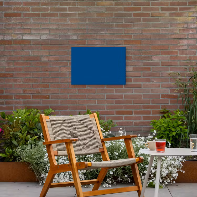 Free - Groove - Blauw Tuinposter op houten frame 2 cm dik klein 845 -sfeer3