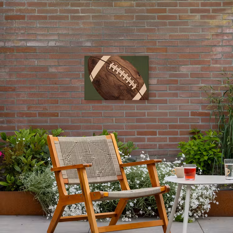 Football - Hout - Sport - Groen Tuinposter op houten frame 2 cm dik klein -sfeer3