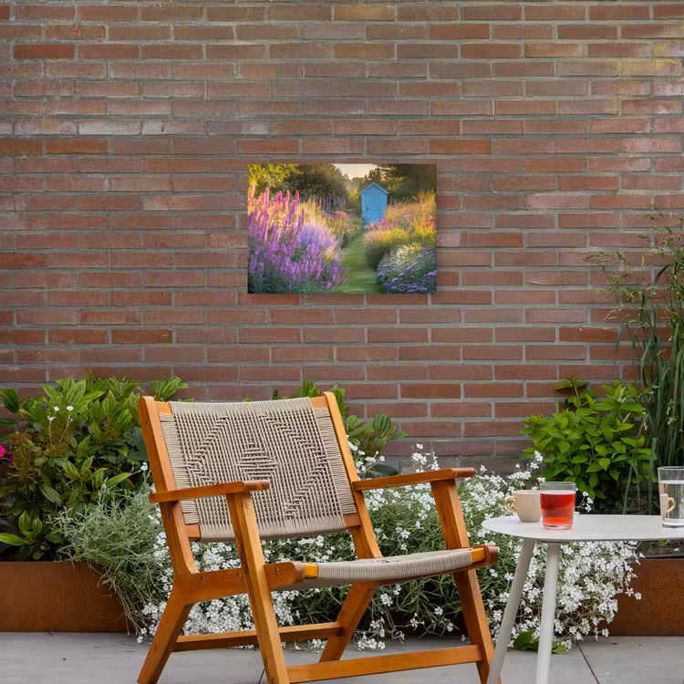 Tuinhuisje - Blauw - Bloemen Tuinposter op houten frame 2 cm dik klein -sfeer3