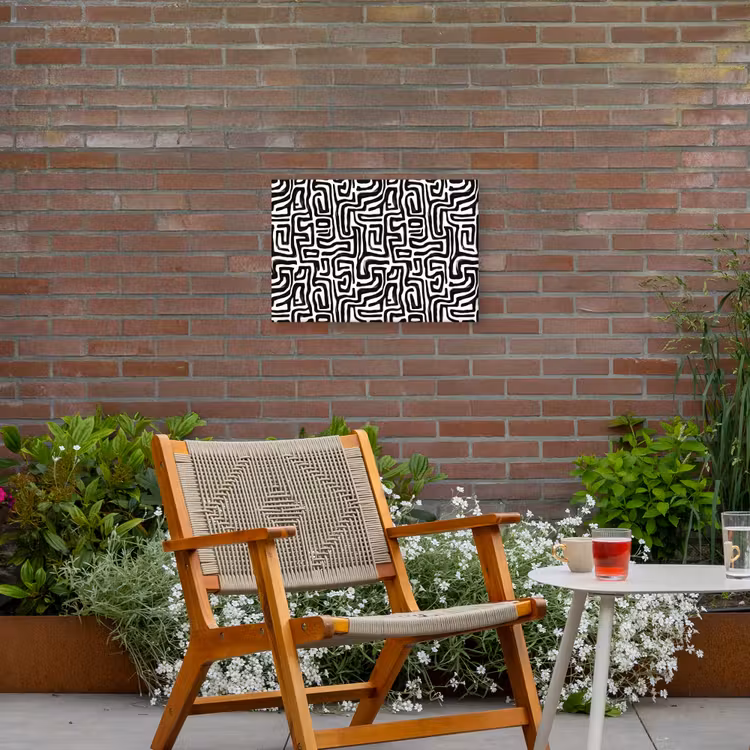 Grafisch - Lijnen - Zwart - Wit Tuinposter op houten frame 2 cm dik klein 845 -sfeer3