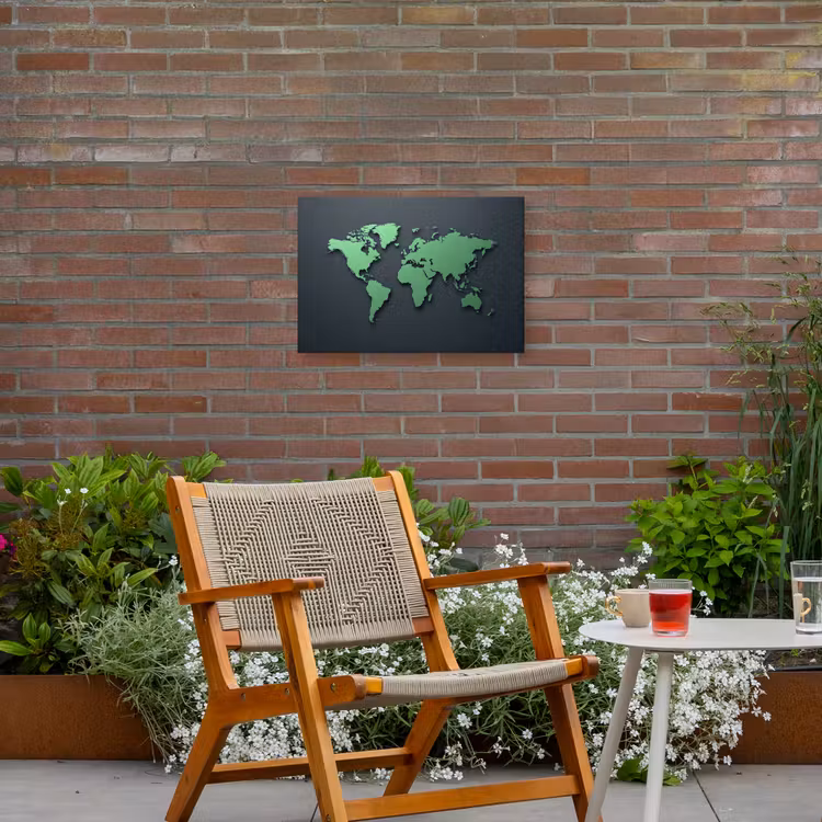 Grijs - Wereldkaart - Groen Tuinposter op houten frame 2 cm dik klein -sfeer3