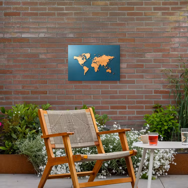 Hout - Blauw - Wereldkaart Tuinposter op houten frame 2 cm dik klein -sfeer3