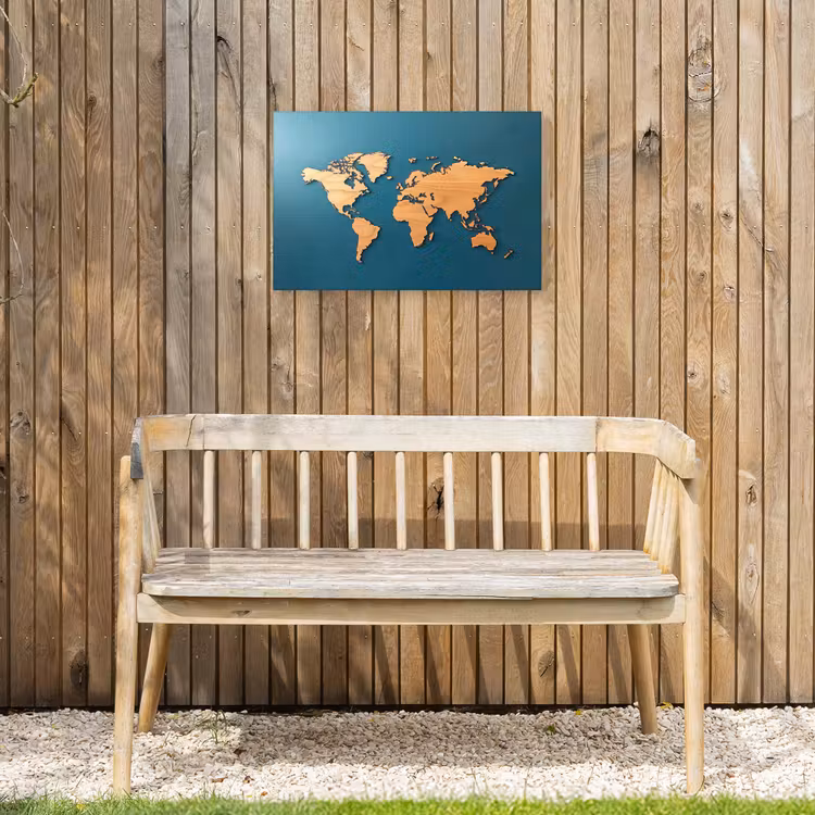 Hout - Blauw - Wereldkaart Tuinposter op houten frame 2 cm dik klein -sfeer4