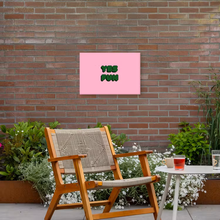 Yes fun - Groen - Roze Tuinposter op houten frame 2 cm dik klein -sfeer3