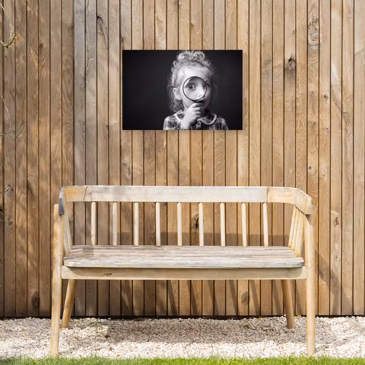 Kind - Vergrootglas - Portret - Zwart-wit Tuinposter op houten frame 2 cm dik klein -sfeer4