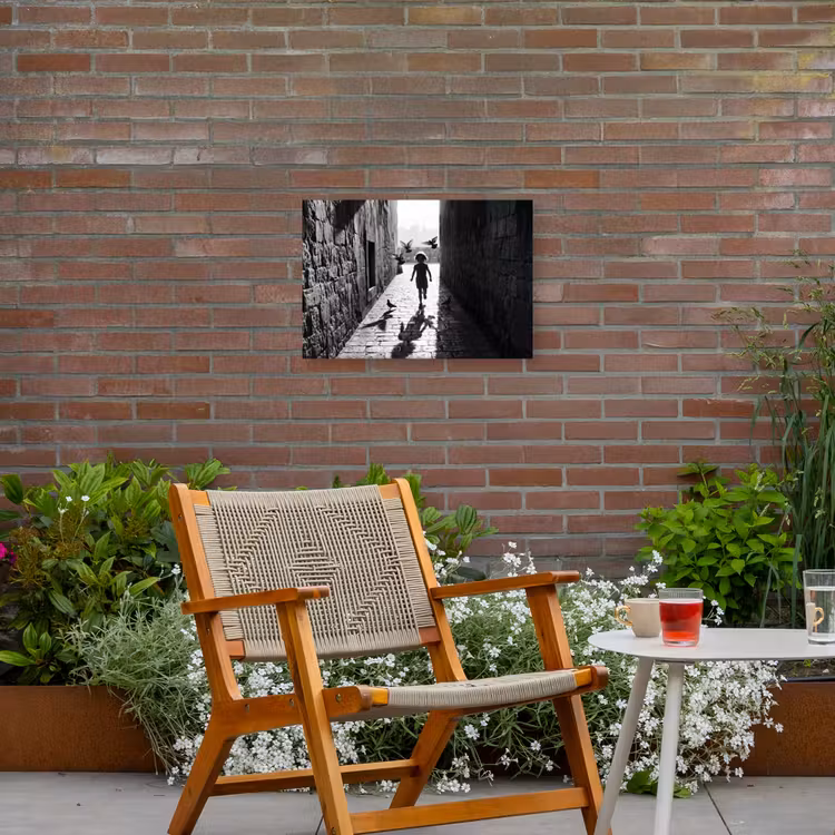 Kind - Vogel - Straat - Zwart-wit - Spelen Tuinposter op houten frame 2 cm dik klein -sfeer3