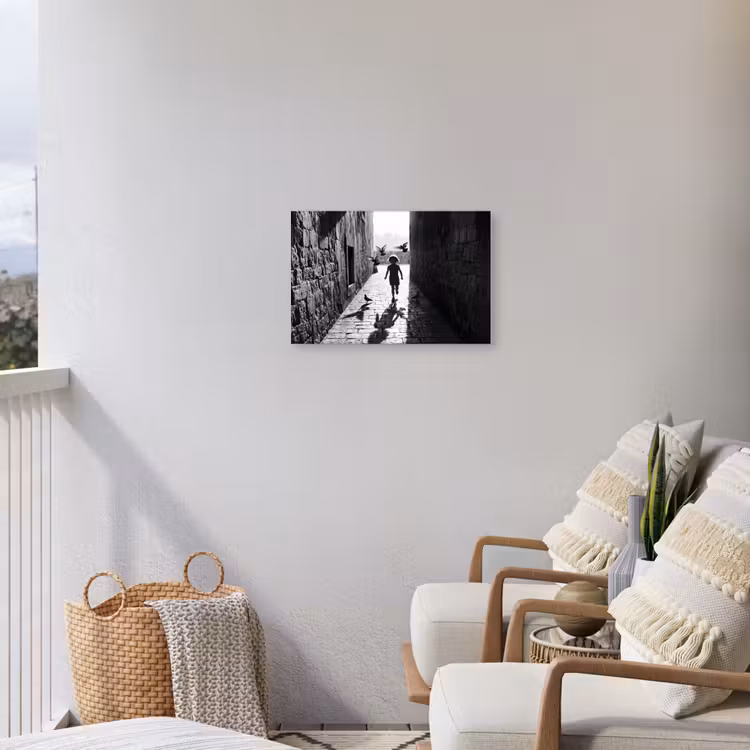 Kind - Vogel - Straat - Zwart-wit - Spelen Tuinposter op houten frame 2 cm dik klein -sfeer1