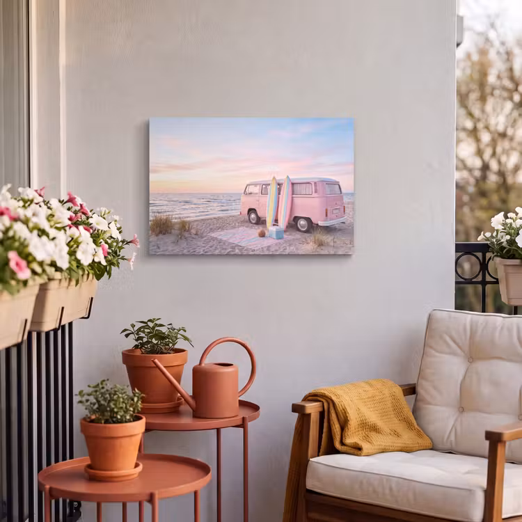 Busje - Strand - Surfplank - Zomer - Roze Tuinposter op houten frame 2 cm dik klein -sfeer1