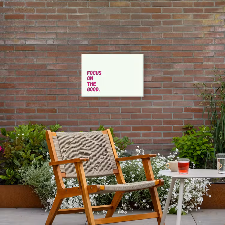 Focus on the good - Beige - Roze Tuinposter op houten frame 2 cm dik klein -sfeer3