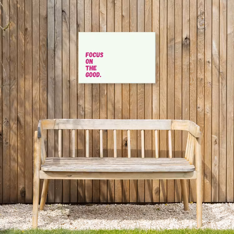 Focus on the good - Beige - Roze Tuinposter op houten frame 2 cm dik klein -sfeer4