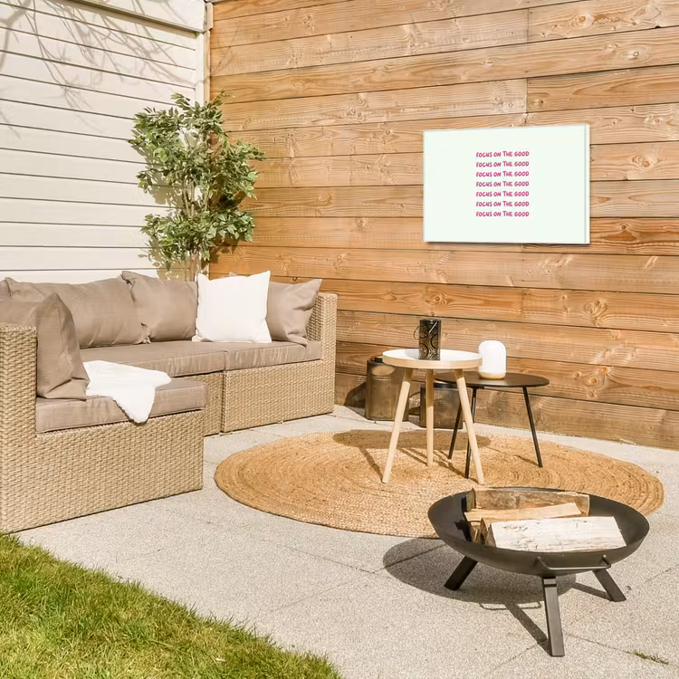 Focus on the good - Roze Tuinposter op houten frame 2 cm dik klein -sfeer2
