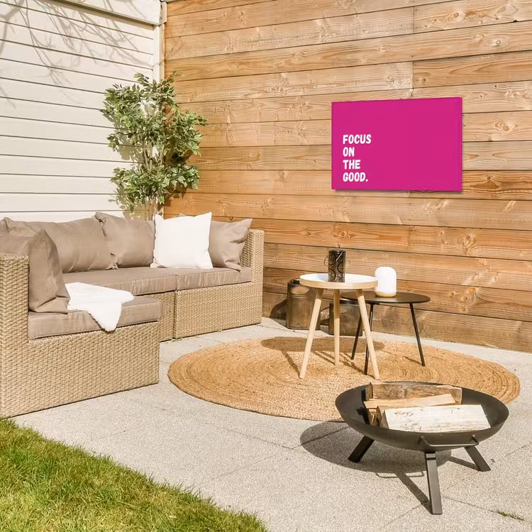 Focus on the good - Roze - Simple Tuinposter op houten frame 2 cm dik klein -sfeer2